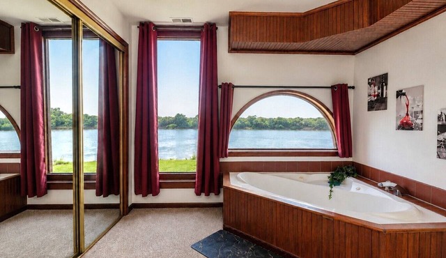 Riverfront 2 BR Jacuzzi Cabin w/Sunset Balcony in Saint Joseph