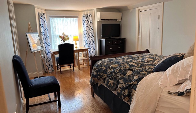 Rockland Harbor, Restaurants & Art galleries steps away, 30 day minimum in Rockland