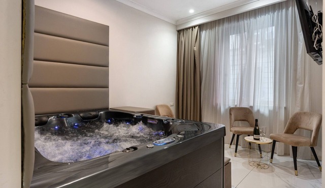 Room Suite with Private Pool, Wi-Fi, and Air Conditioning in Napoli