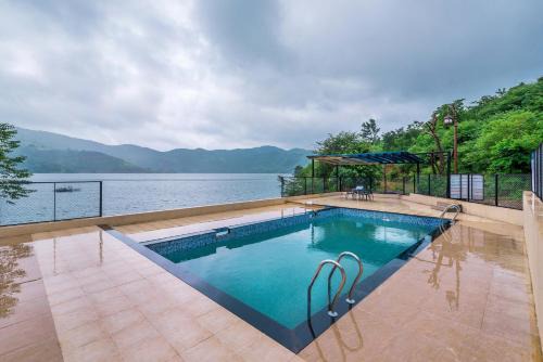 SaffronStays Riverdale - 4BR pool villa in Lavasa with gazebo, Indonesian artwork, and cricket pitch in Pune