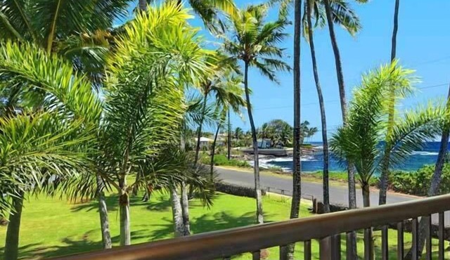 Second-floor condo with great view of the ocean and Prince Kuhio Park.