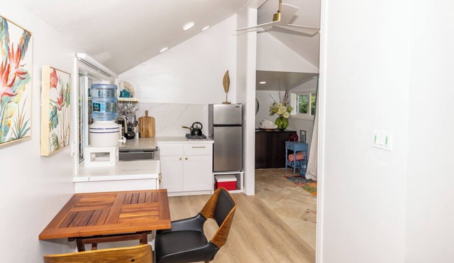 Serene 1-bedroom modern cottage in Keaau perfect for a relaxing getaway.