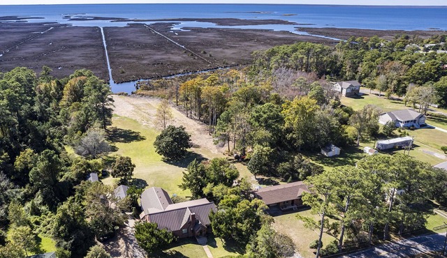 Six Sister’s Lodge. Waterfront home on the OBX.Minutes away from the beach. in Wanchese