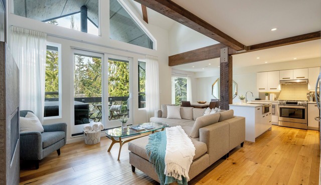 Ski In/Ski Out Access | Luxury 3.5BR | Media Room | Hot Tub | Garage | Managed By Aloha Whistler