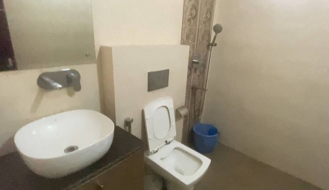 Spacious 5-bedroom apartment with WiFi, AC in lovely New Delhi in New Delhi