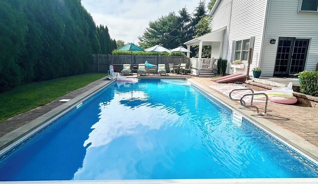 Spacious 5bdrm home- saltwater pool, WiFi, AC, private beach parking pass in Westerly