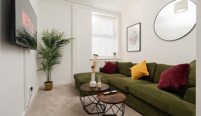 Spacious 6BR House Sleeps 11 Free Parking in Manchester