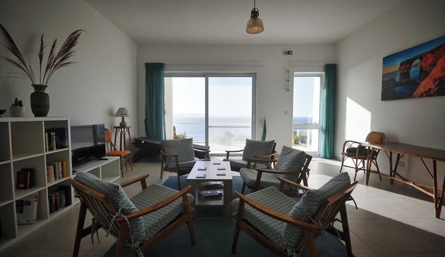 Spacious and comfortable seafront apartment, exceptional views in quiet setting