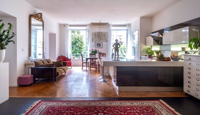 Spacious charming 2 bedrooms, garden view, golden quarter, 5 min walk to beach in Alpes-Maritimes