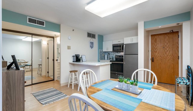 Spacious Downtown Executive Retreat | Free Parking