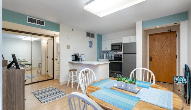 Spacious Downtown Executive Retreat - Free Parking
