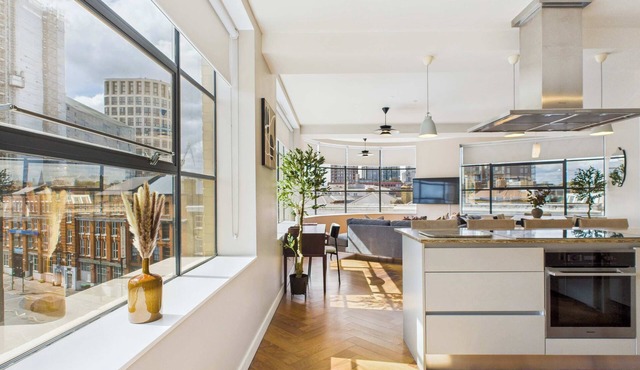 Spacious Four-Bedroom Haven by Tech City in Greater London