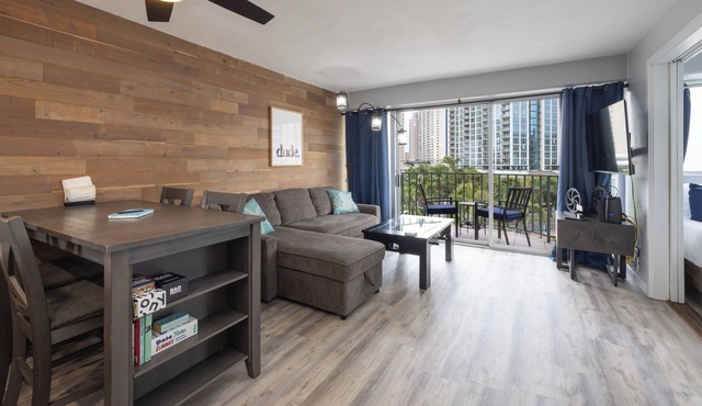 Spacious Modern 2Bdrm Condo, Free Parking in Bldg., Full Kitchen, Sleeps 6.