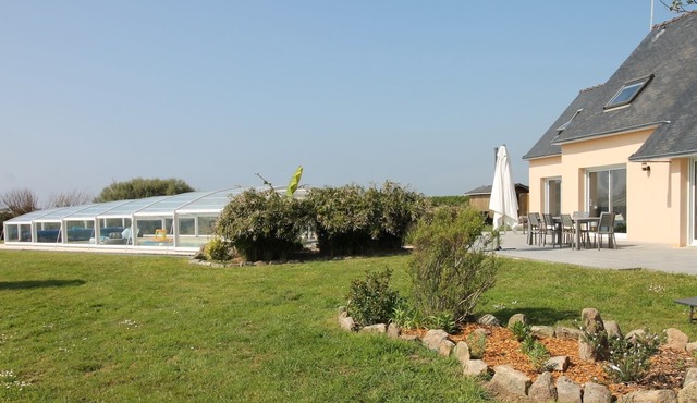 Spacious, quiet villa with swimming pool and large enclosed garden in Penmarch