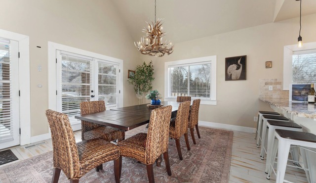 Sparkling pool paradise | Walk to Lake Chelan in Chelan