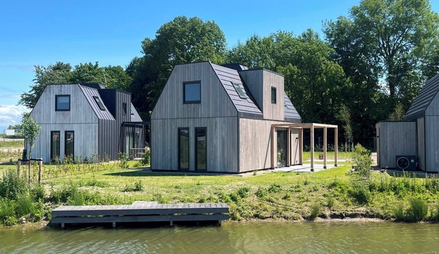 Stay in complete comfort in this modern, recently built holiday home with beautiful views of the wat in Oude-Tonge