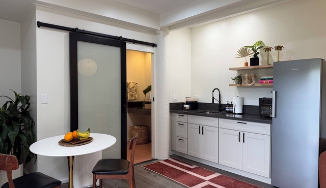 Studio, Sleeps 4, A/C, Kitchen, Beach 5m Drive