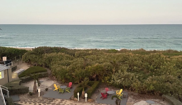 Stunning Oceanfront View 2BR Heated Pool steps to Beach & Tiki Bar Resort Access in Stuart