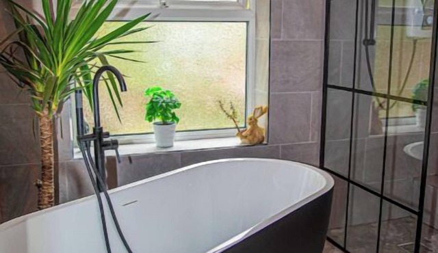 Stylish 2BR Home in Manchester near Etihad Stadium with WiFi and free parking. in Droylsden