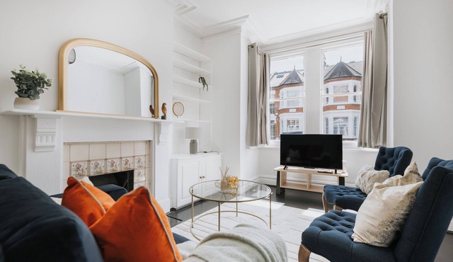 Stylish 3 Bdr London Hideaway in Chiswick w/Wifi & 2 living rooms.
