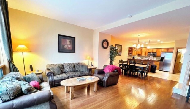 SullivanStone #18 - Central Air Conditioning - Private Hot Tub - Ski-in/Ski-out - Full Kitchen - Heated Garage - Baby Gear Available for Free. in Kimberley
