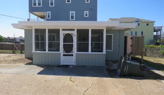 Summer Special/RIGHT ACROSS from OCEAN/Fenced yard/pet friendly in Nags Head