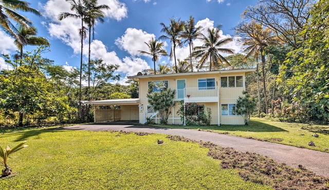 Sunny Pahoa Retreat: Snorkel, Hike & Shop!