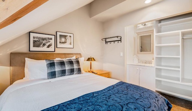 The Crest, Spacious, Central Condo, Free Parking