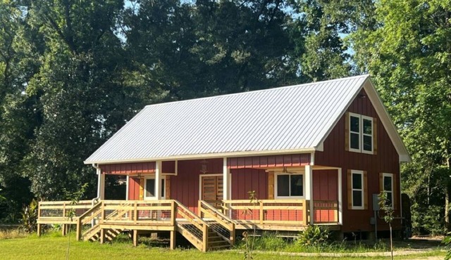 The Firehouse, Charming 3-bedroom-loft cottage in Baker along the Comite River in Baker
