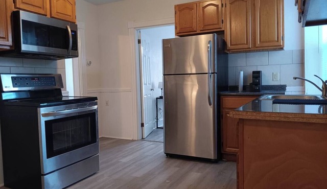 The Middle flight Spacious 4-bedroom apartment with AC in North Providence in North Providence