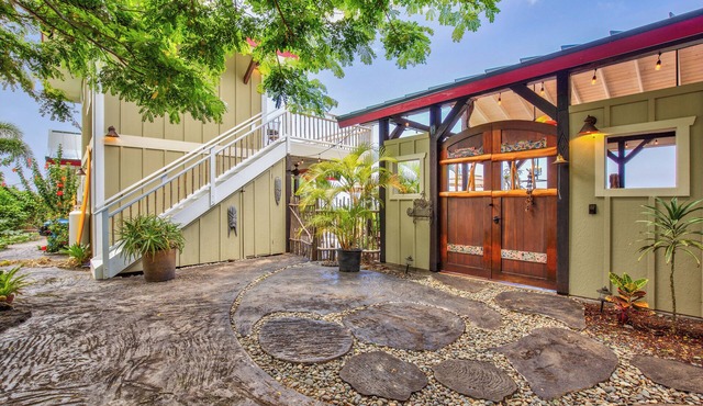 The “Promise Tree” is a great family gathering place in Kailua Kona!