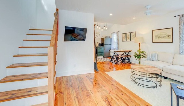 This cottage is a 1 bedroom(s), 1.5 bathrooms, located in Charleston, SC. in Charleston
