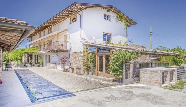 This vacation apartment in Capriva del Friuli (province of Gorizia) was obtained from an old stable