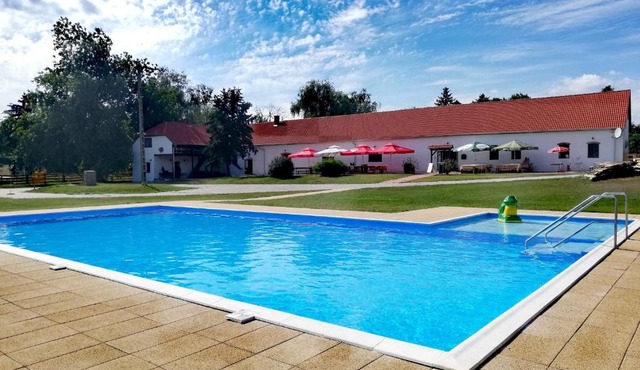 Toldi Rendezvényház Étterem és Vándor Panzió in Üszögpuszta
