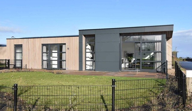 Top modern Chalet Sonnenblume with large garden on the IJsselmeer
