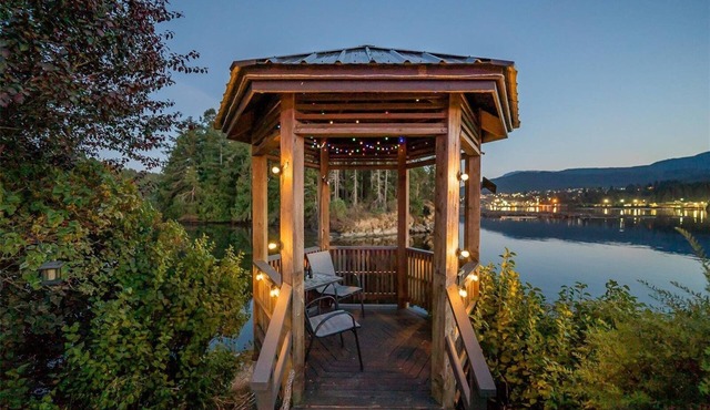 Trails End Beach house-Upper suite in Ladysmith
