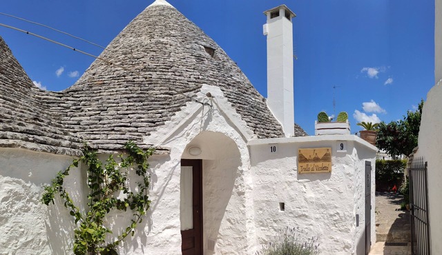 Trullo alleyway, central with private garden