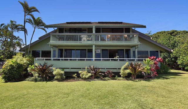Two Oceanfront units in Kahana - Sleeps 17 in total. Perfect for big groups!