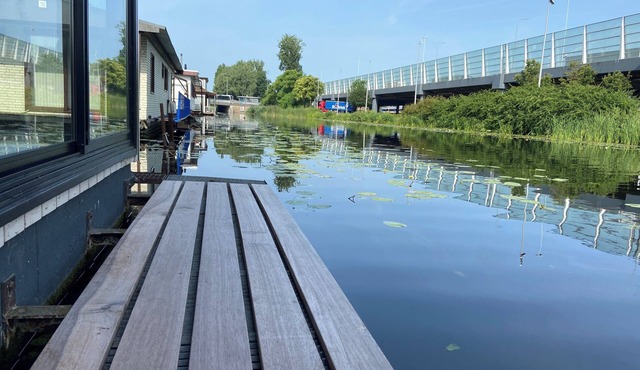 Unique houseboat with private garden and free parking in Rotterdam