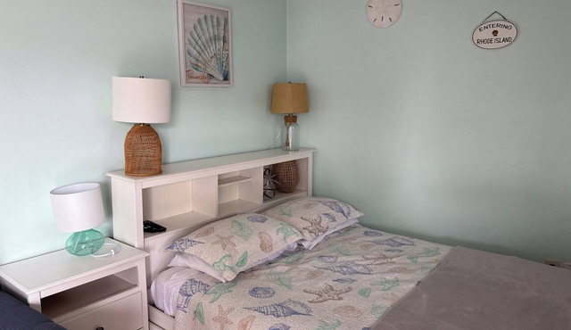 Unit 8 Charming studio in superb Westerly with WiFi, AC in Westerly