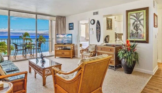 Updated oceanview Hawaiiana style 1 bedroom resort condo, AC, walkable area