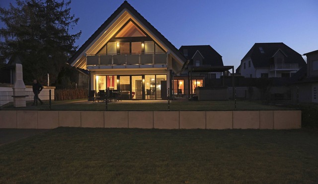 Vacation home directly on the lake, outdoor whirlpool and exclusive 20sqm wellness sauna in Göhren Lebbin