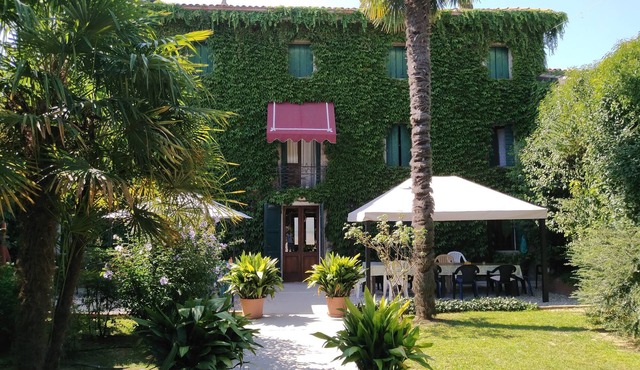 Venetian Villa with swimming pool, 11 sleeping accommodations, absolute privacy in Codogné