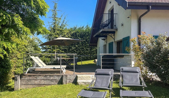 Villa 200 m from Lake Annecy with terrace and parking in Sévrier