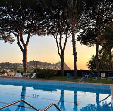 Villa Moma con giardino, tennis e piscina panoramica in Forio d'Ischia