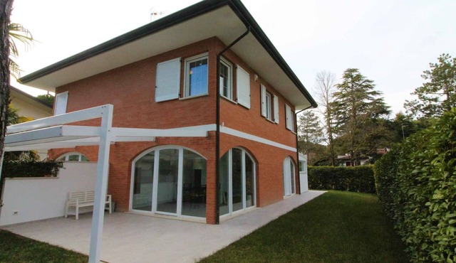 Villa with air conditioning and garden