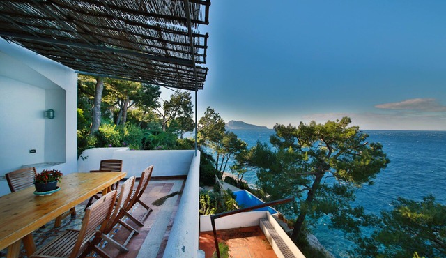Villa with sea water swimming pool and direct access to the sea