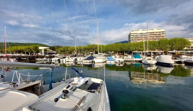 Voilier Sunbeam Yachts 27,5 à quai au Grand Port Aix les Bains