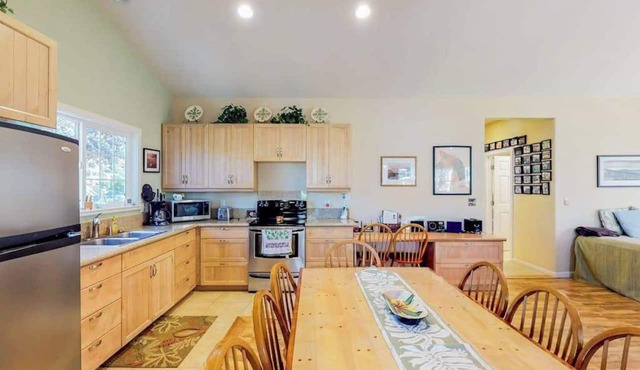 Volcano Retreat with Full Kitchen, Gas Fireplace & Lanais