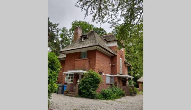 Vrijstaande rietgedekte villa nabij uitvalswegen in Wassenaar